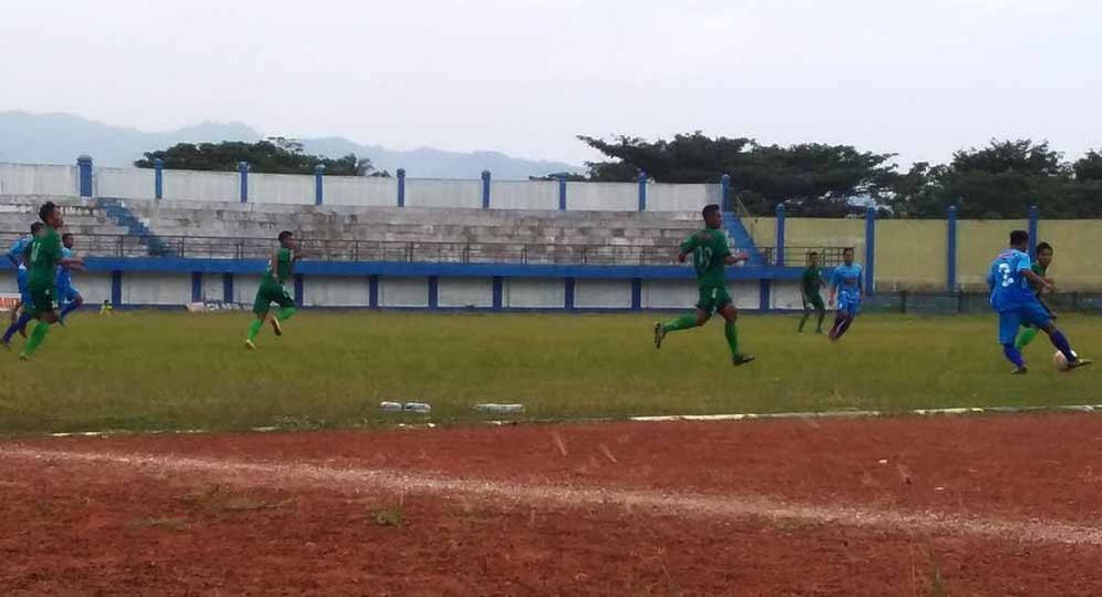 Perspa Pacitan (biru) saat melawan Bumi Wali FC Tuban di Stadion Pacitan Minggu (22/04/2018)