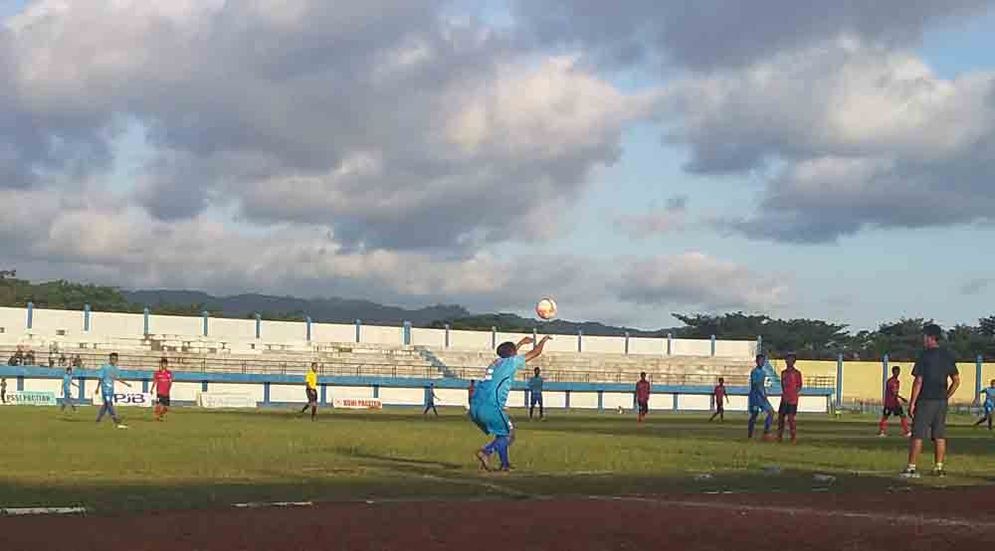 Perspa Pacitan (biru) saat menjamu Persedikab Kabupaten Kediri di Stadion Pacitan Minggu (15/03/2018)