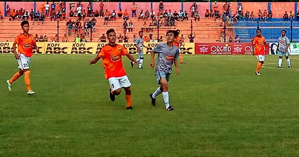 Pemain Perspa Pacitan (abu-abu) saat melawan Persibo Bojonegoro di Stadion Letjen H Soedirman Rabu (11/04/2018)