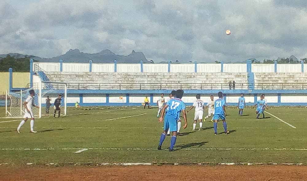 Pespa Pacitan (biru) saat melawan Perspon Ponorogo dalam lanjutan Liga 3 Jawa Timur di Stadion Pacitan Rabu (04/04/2018)