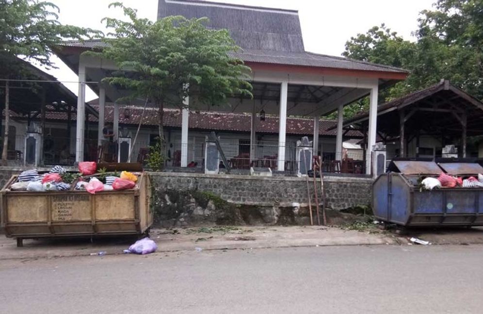 Siswa Sekolah Alam Pacita melakukan aksi pungut sampah di Kali Cuik Sabtu (21/04/2018)