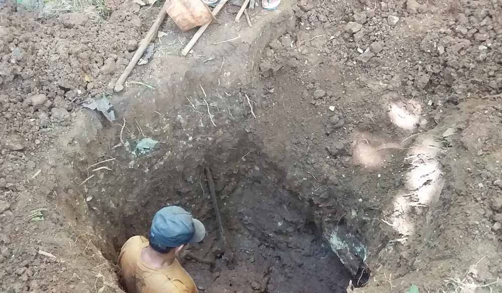 Misno warga Dusun Brangkal yang tengah membuat sumur