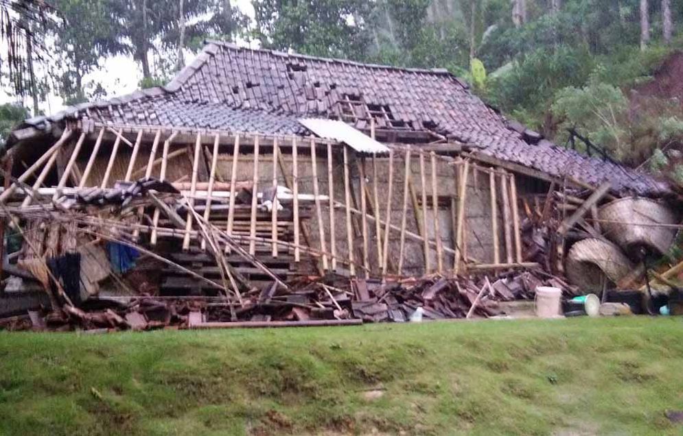 Rumah Waginem yang rusak karena longsor November 2017