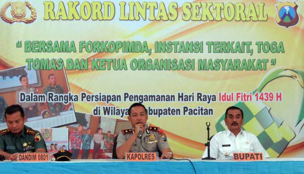 Wakapolres Pacitan, Kompol Hendri Sulistiawan (tengah) saat rapat koordinasi lintas sektoral persiapan pengamanan Lebaran