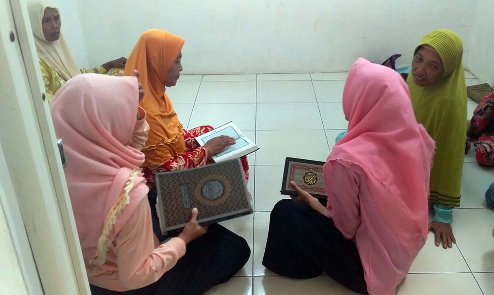 Peserta mengaji Alquran di SPBU Arjosari