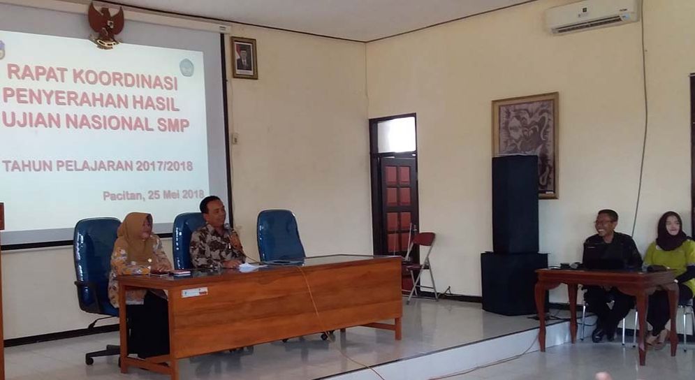 Penyerahan hasil nilai UNBK kepada kepala sekolah ditingkat SLTP di Ruang Dinas Pendidikan Jumat (25/05/2018).