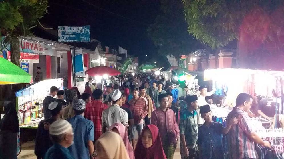 Jalan utama Pondok Pesantren Tremas yang berubah menjadi pasar dadakan Minggu (06.05/2018)