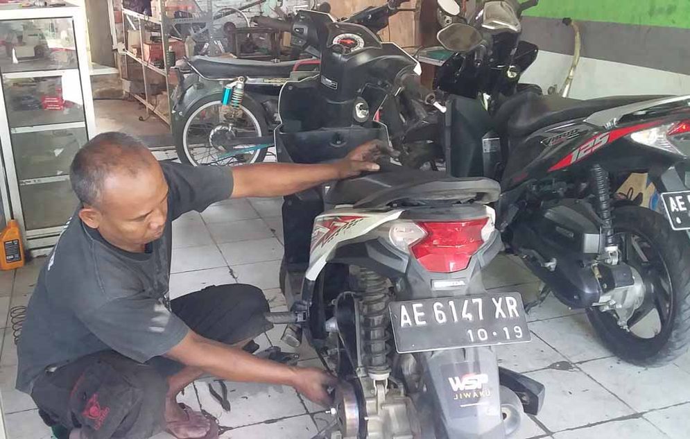 Imam Syafii (47) pemilik bengkel motor di Tanjungsari Pacitan