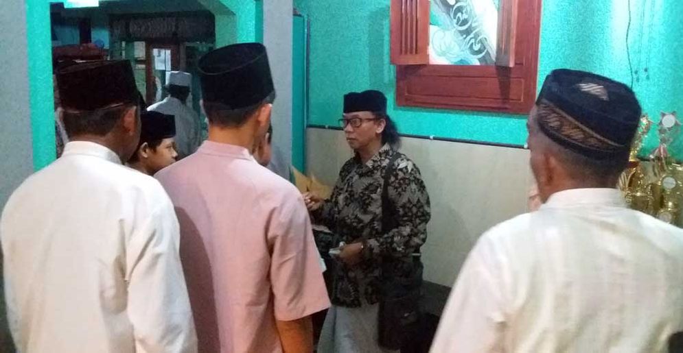 Gus Amak saat menerima tamu di kediamannya