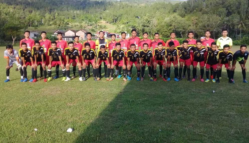 Perspa (belakang) dan Esla Trenggalek sebelum pertandingan