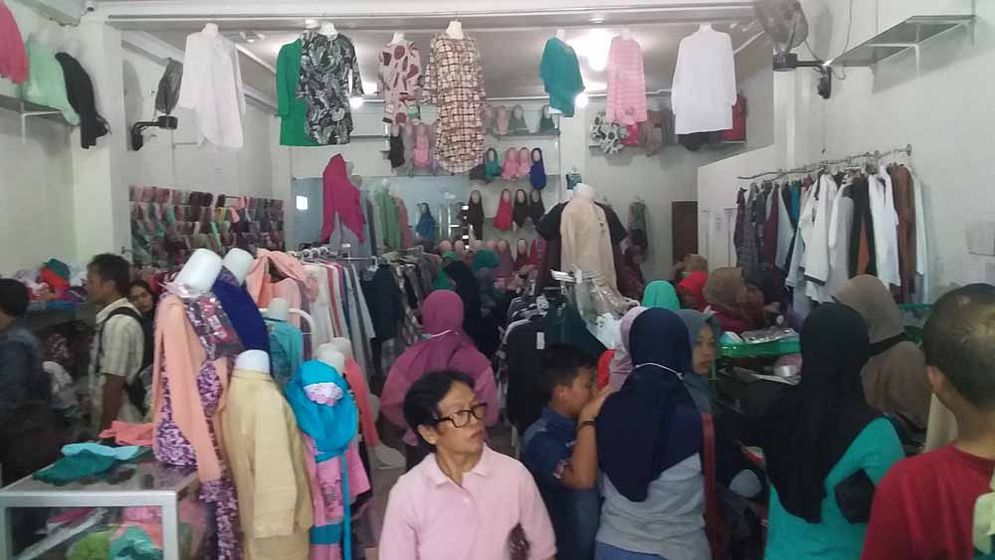 Masyarakat mulai menyerbu toko baju di Pacitan