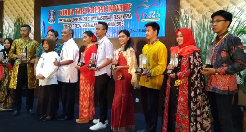 Afita (dua dari kanan) saat penyerahan piala