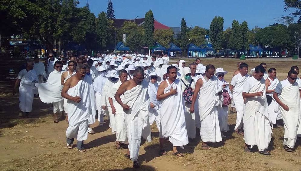 Calon jemaah haji Pacitan sedang melakukan manasik haji di Alun-alun Pacitan beberapa waktu lalu