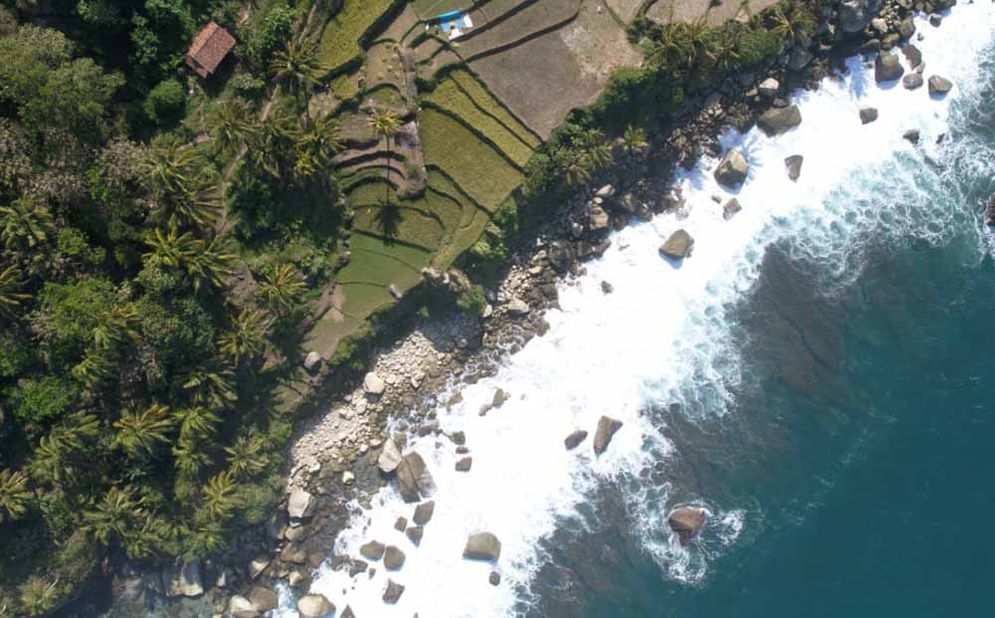 Diambil dengan kamera drone, ombak besar tampak menerjang Pantai Pangasan 