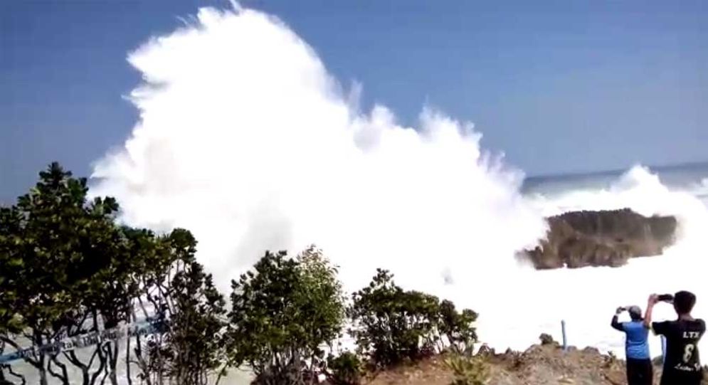 Ombak besar yang menerjang Pantai Watu Bale Pacitan