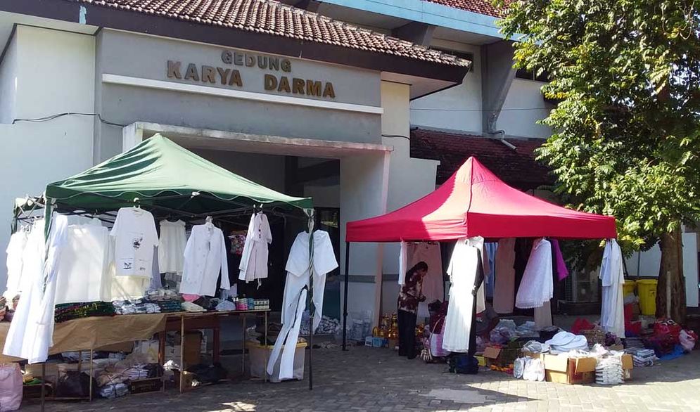 Para pedagang perlengkapan haji dan umrah di depan Gedung Karya Darma Kabupaten Pacitan, Sabtu (14/07/2018)