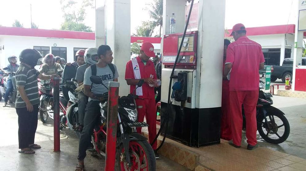 Para pengendara sedang isi BBM jenis Pertamax di SPBU Ploso Pacitan Selasa (03/07/2018)