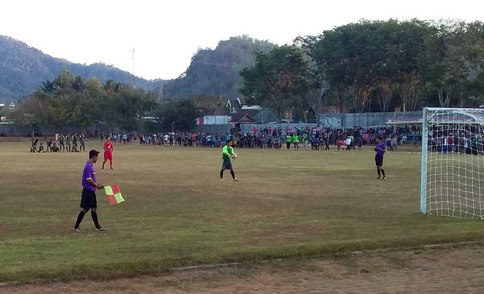 Wasit memimpin Gala Desa di Kecamatan Arjosari, Kamis (26/07/2018) antara Gayuhan vs Temon yang dimenangkan Desa Gayuhan 3-1 melalui adu penalti
