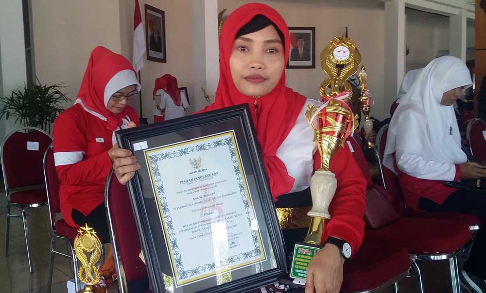  Nur Azizah SPd dengan piagam piala Juara I Guru TK Kreatif Pacitan