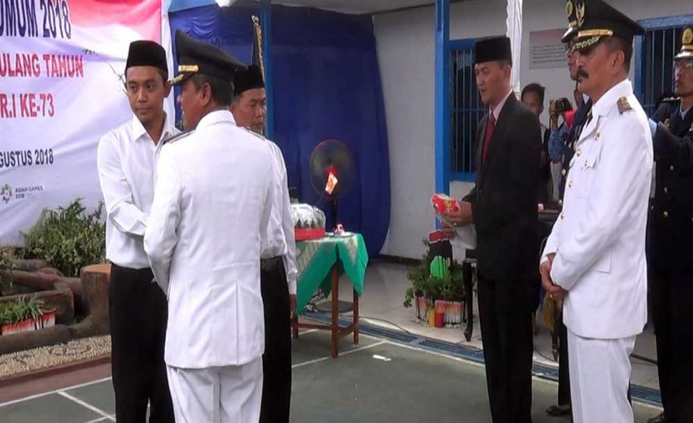 Bupati Indartato (membelakangi kamera) saat memberikan remisi kepada salah satu warga binaan Lapas Kelas II B Pacitan Jumat (17/08/2018)