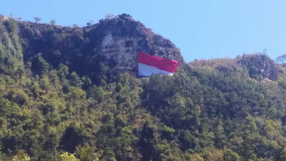 Bendera raksasa yang dikibarkan di Bukit Gentong 