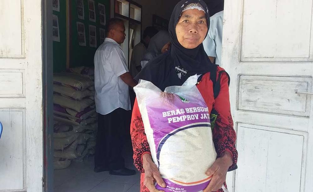 Boniyem, salah satu penerima bantuan beras murah bersubsidi