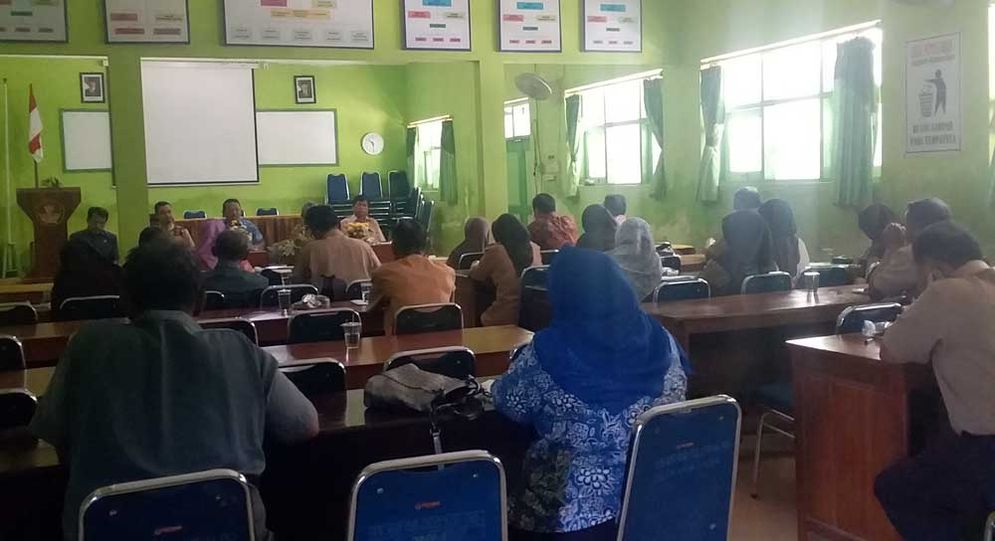 Seorang guru tidak tetap di SDN Borang II sedang mengajar