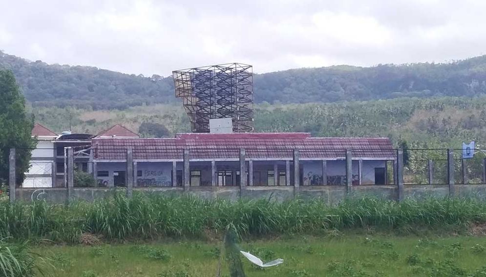 Gedung lapangan basket dan panjat tebing di Pacitan terlihat dari jauh