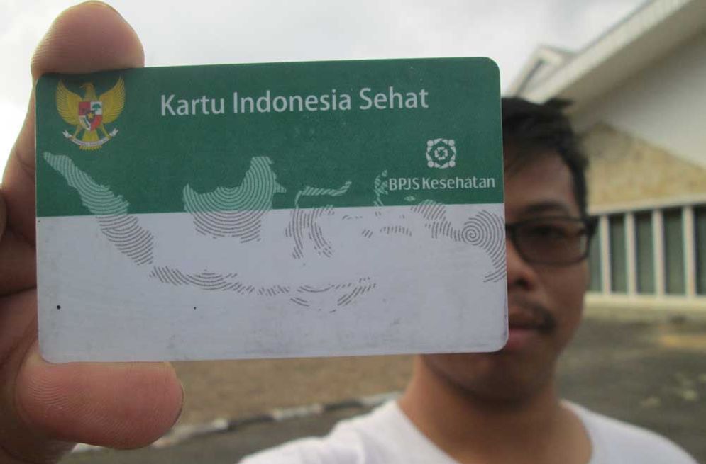 Salah seorang pengguna BPJS menunjukan kartu BPJS kesehatan miliknya
