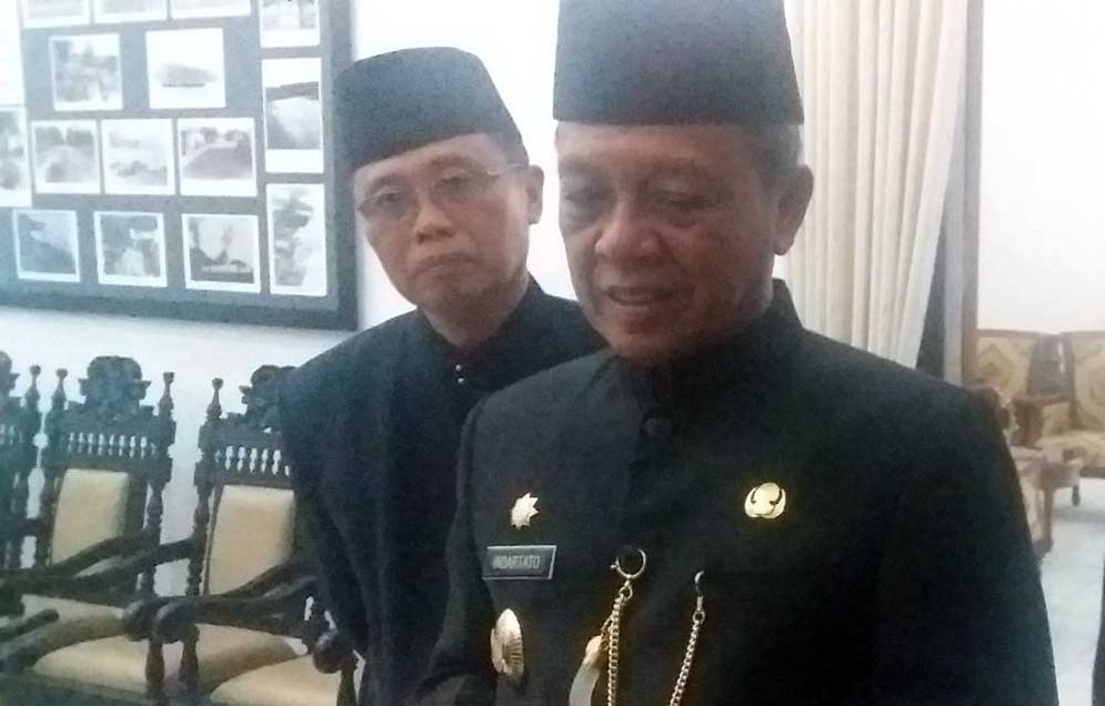 Bupati Indartato (kanan)