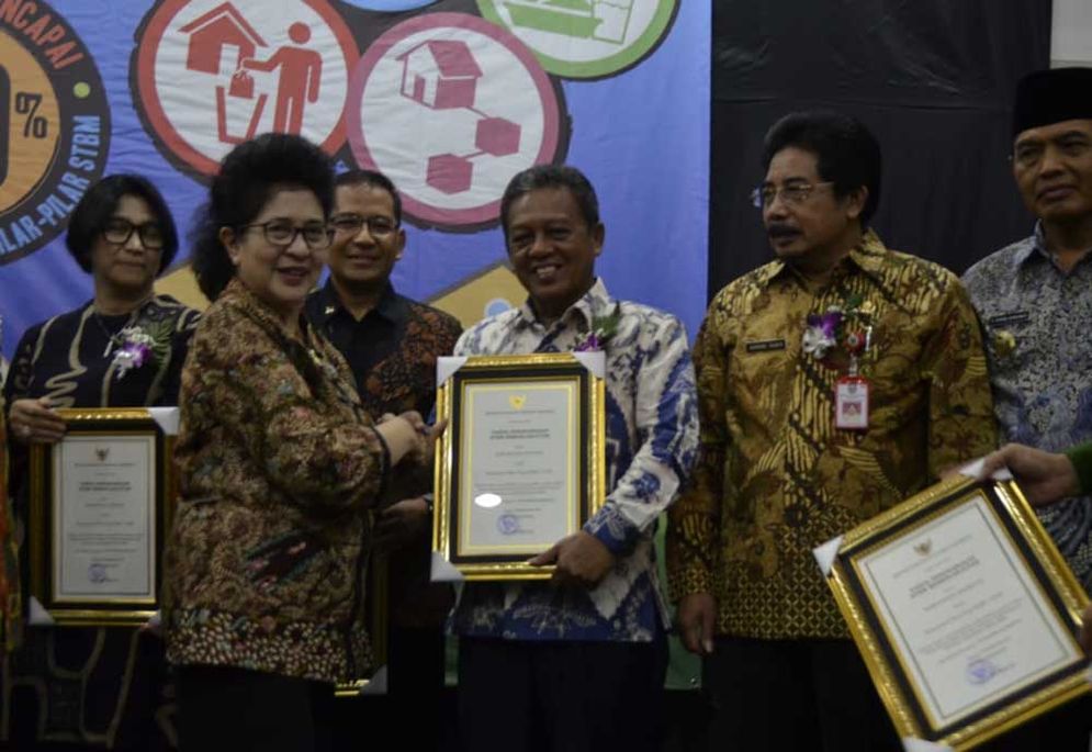 Bupati indartato menerima penghargaan dari Menteri Kesehatan Nila Moeloek Kamis (18/10/2018)