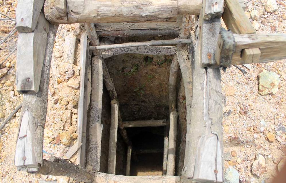 Terowongan yang ditinggalkan begitu saja di pertambangan emas Gunung Tumo