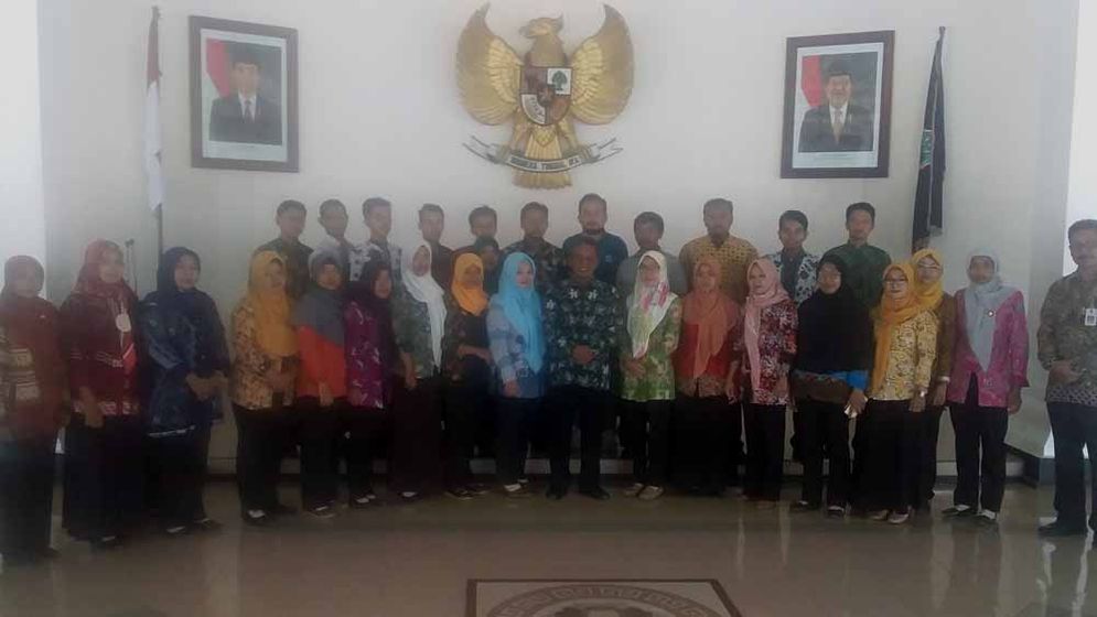 Para guru tidak tetap seusai bertemu Bupati Indartato Kamis (11/10/2018)