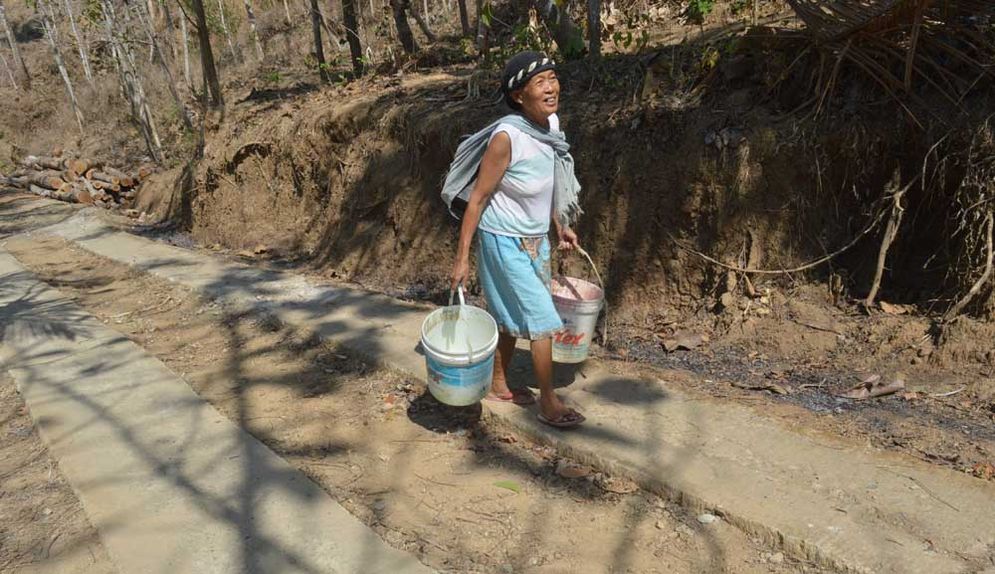 Warga Sambong Pacitan mencari air bersih