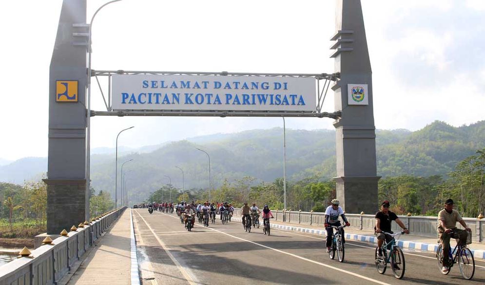 Peserta Sepeda Nusantara 2018 di Pacitan, Minggu (28/10/2018). Sepeda Nusantara merupakan salah satu program unggulan Kemenpora.