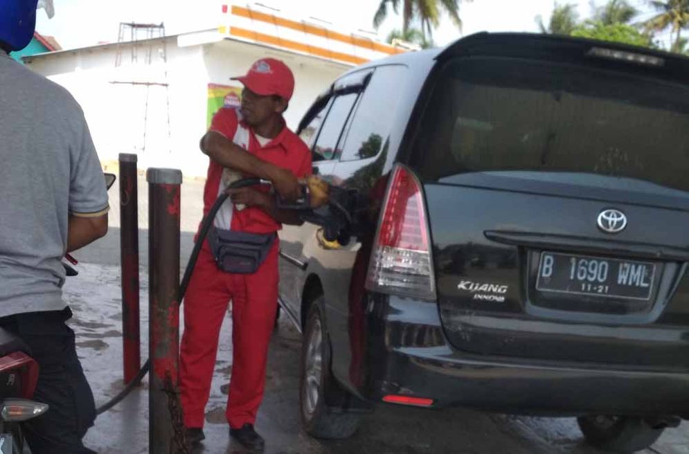 Seorang petugas SPBU di Pacitan mengisi bahan bakar ke mobil pembeli Rabu (10/10/2018)