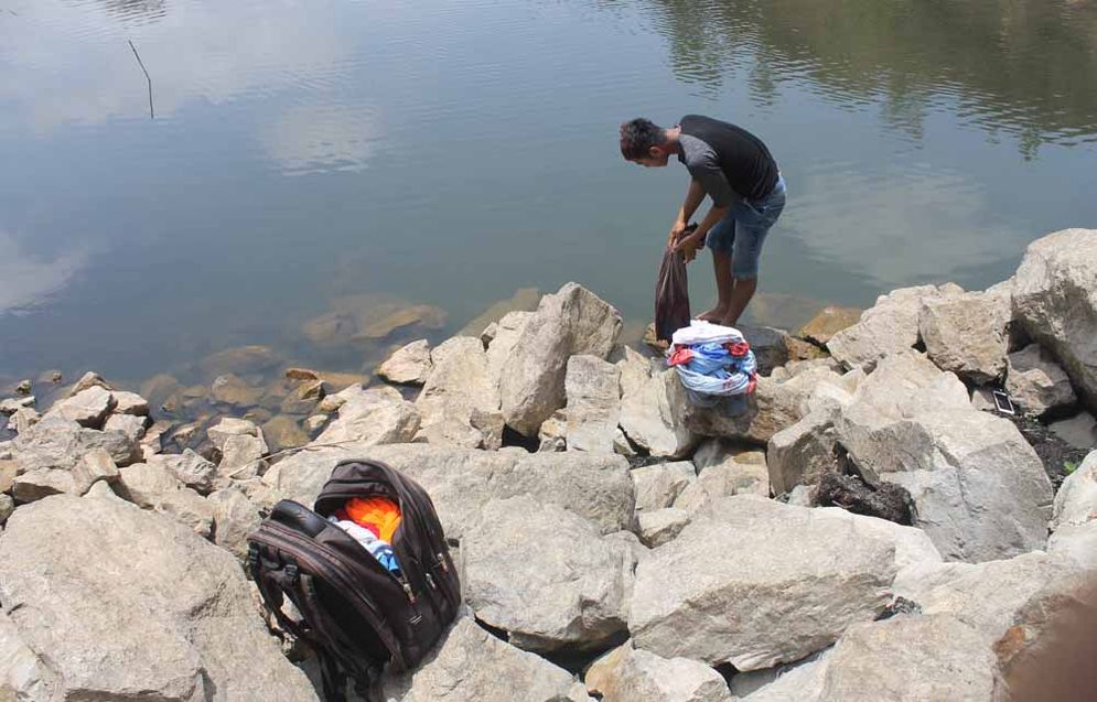 Salah seorang warga memanfaatkan air Telaga Sono untuk mencuci pakaian.