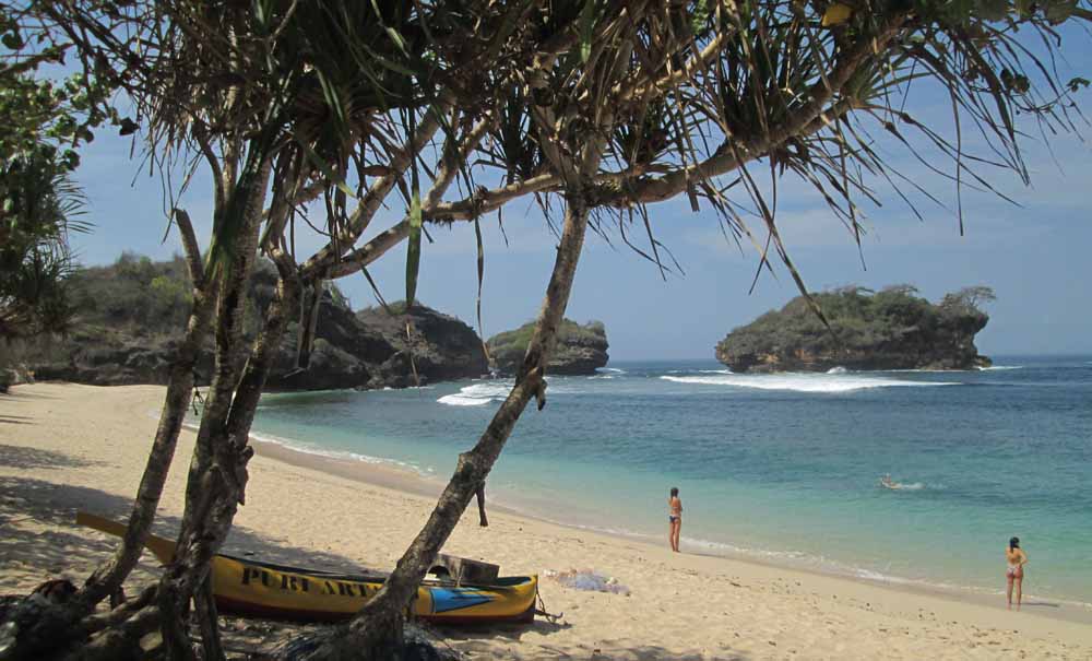 Beberapa turis berdiri di Pantai Watukarung 