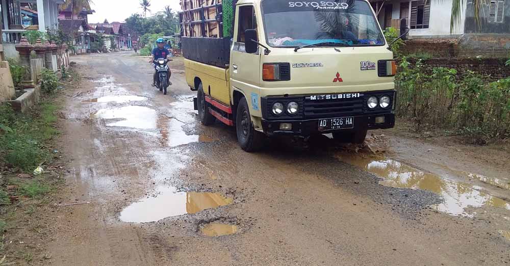 Jalan di Desa Tambakrejo Kecamatan Pacitan, menuju ke arah Desa Mentoro Kecamatan Pacitan yang banyak berlubang hingga membahayakan pengguna jalan