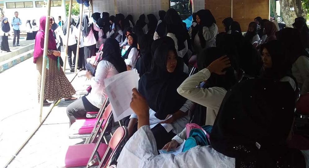 Peserta tes CPNS Pacitan, termasuk para GTT sedang antre untuk registrasi ujian di Wisma Haji Madiun Jumat (16/11/2018)
