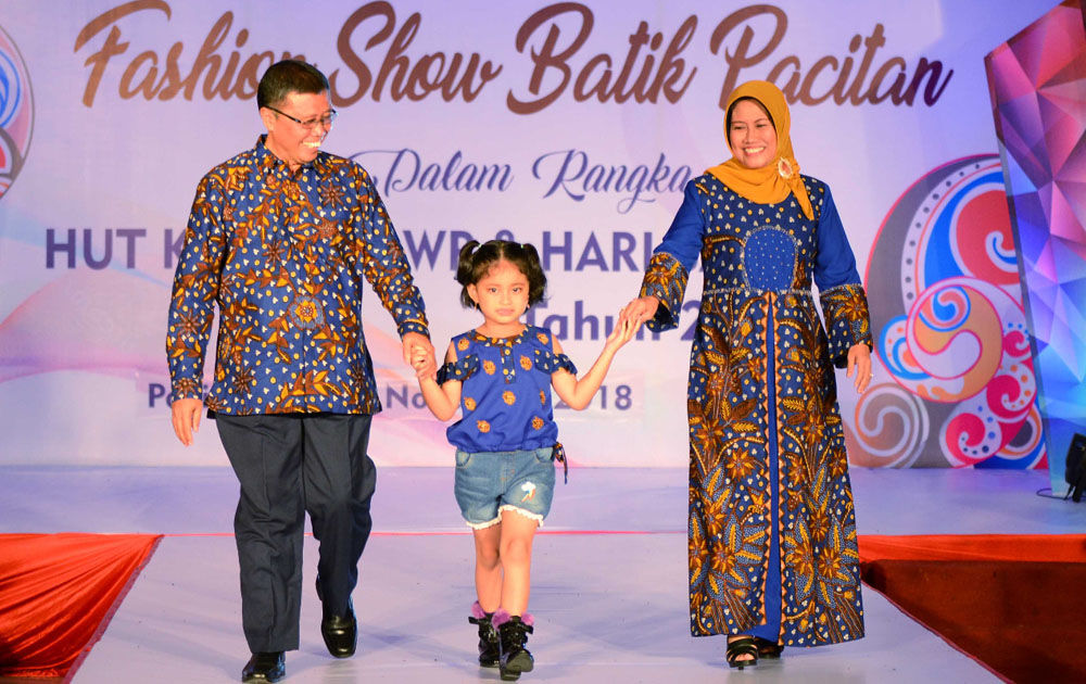 Salah seorang pejabat pemerintah daerah Kabupaten Pacitan, bersama istri dan cucunya tampil di atas catwalk dalam acara Fashion Show Batik Pacitan Rabu Malam (28/11/2018)