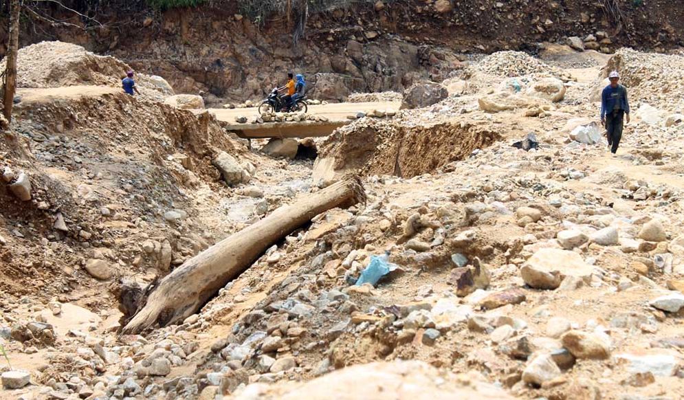 Lokasi pertemuan antara Sungai Glunggung dengan Grindulu, yang banyak tertimbun material longsor pada tahun 2018