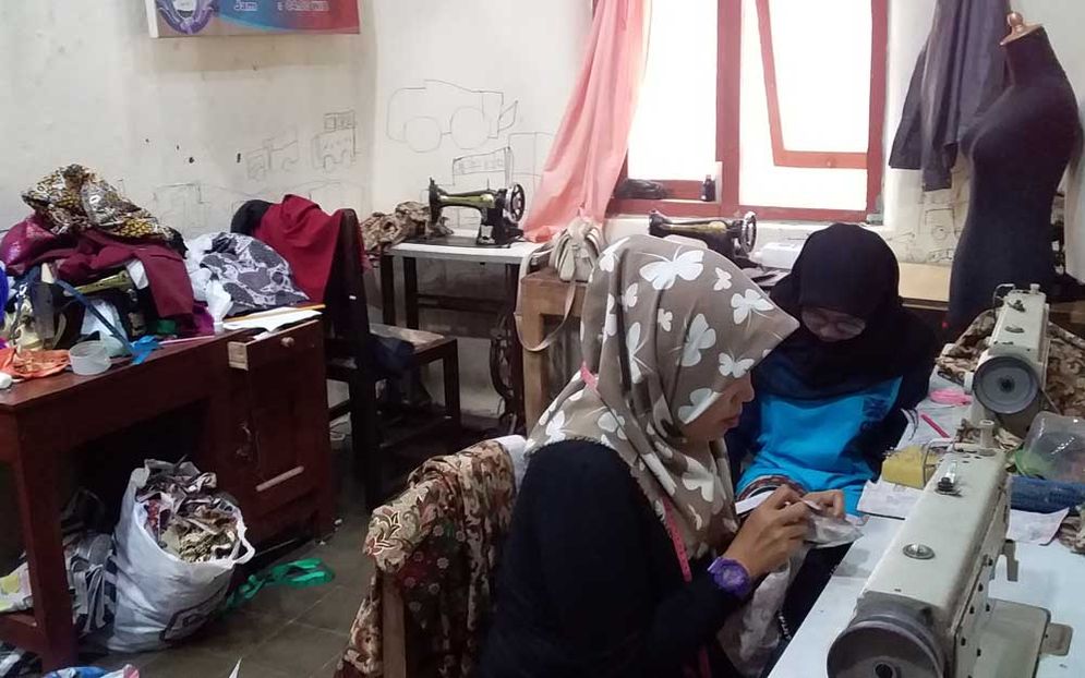 Dua pekerja di butik dan konveksi milik Erna