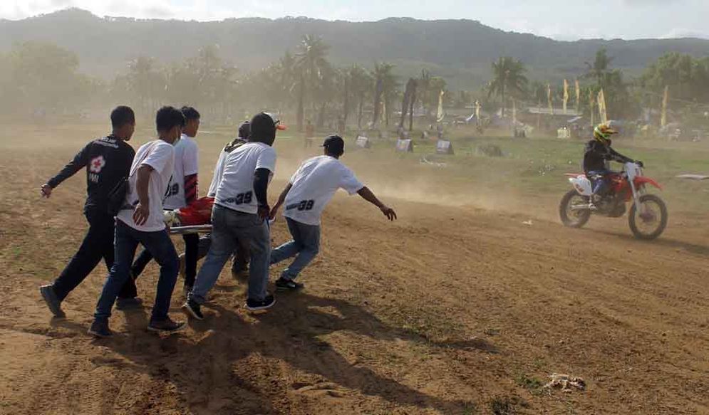Tim medis menolong pembalap yang mengalami kecelakaan saat Gasstrack Motocross 2018
