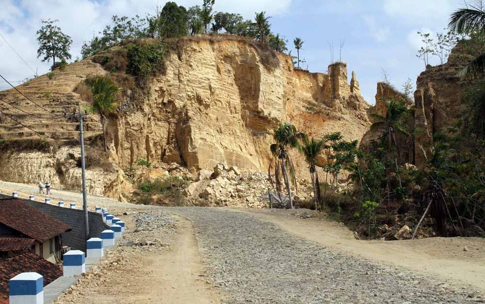 Gunung Karang Uni di Dusun Siwalan, Desa Ponggok, Kecamatan Pacitan, tinggal separuh akibat longsor tahun 2018