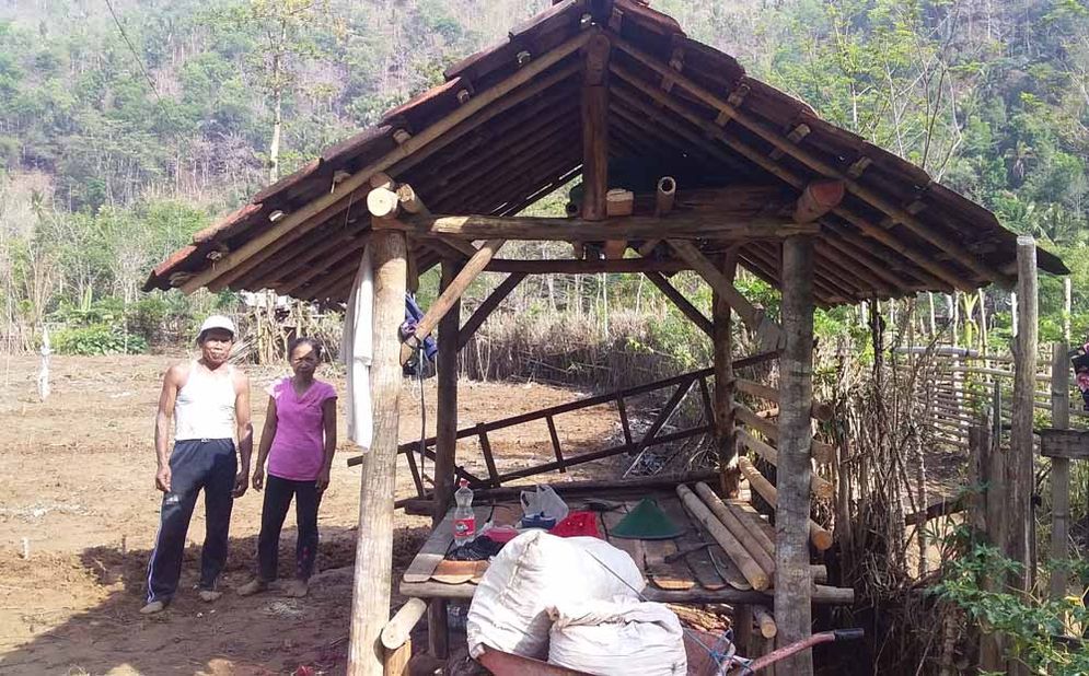 Katwadi beserta istri, petani Dusun Jaten di ladang milik mereka