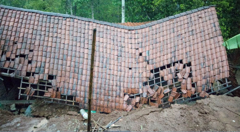 Rumah warga milik Heri Purnomo di Kedungbendo yang rusak parah diterjang longsor