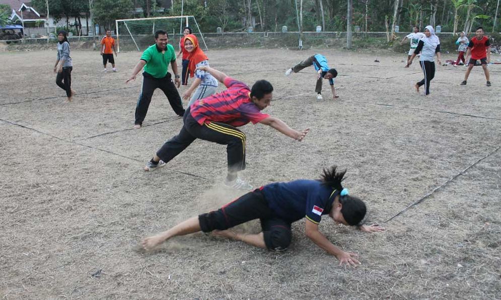 Beberapa atlet Ortrad Pacitan Cabang Gobak Sodor (Hadang) Pacitan melakukan latihan.