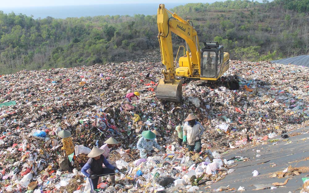 Untuk mencegah sampah mikroplastik, pemerintah disarankan mulai mengembangkan inovasi program dan teknologi infrastruktur pengelolaan sampah yang mutakhir dan non emisi. Penanganan sampah plastik melalui RDF (Refuse – derived fuel). dinilai membahayakan lingkungan.