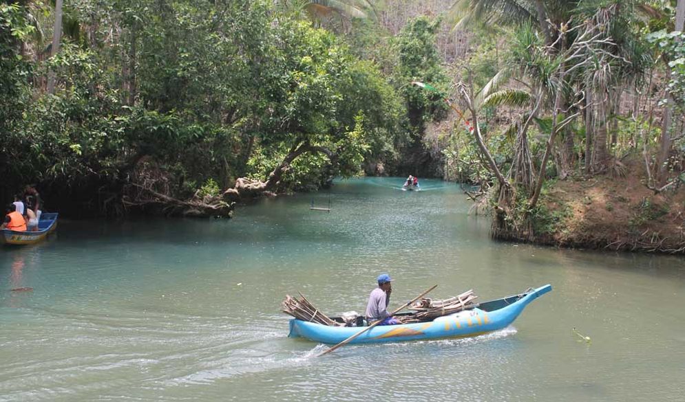 Wisata Sungai Maron berada di Desa Dersono, Pringkuku, Pacitan